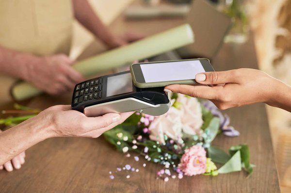 Comment faire des économies en ligne avec les codes promo influenceurs ?