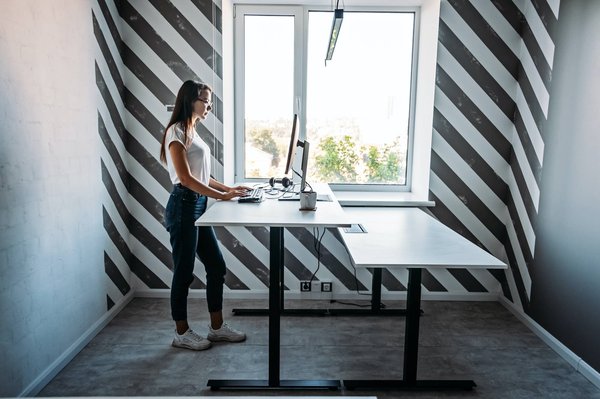 Découvrez le bureau debout FlexiSpot : la clé pour un environnement de travail dynamique et confortable